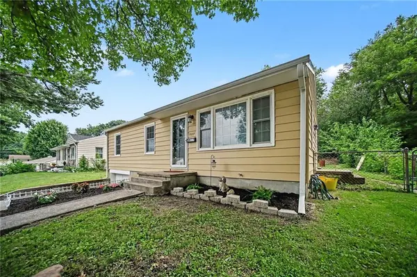 507 E Meadow LN, St Joseph, MO 64501