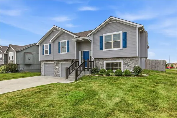 301 NE 192nd TER, Smithville, MO 64089