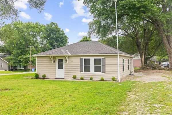 705 Yoeke ST, Tonganoxie, KS 66086