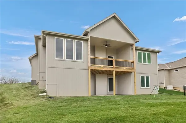 17507 Grey Hawke RDG, Smithville, MO 64089