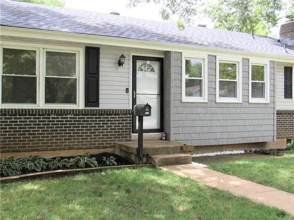 605 E Johnston ST, Olathe, KS 66061