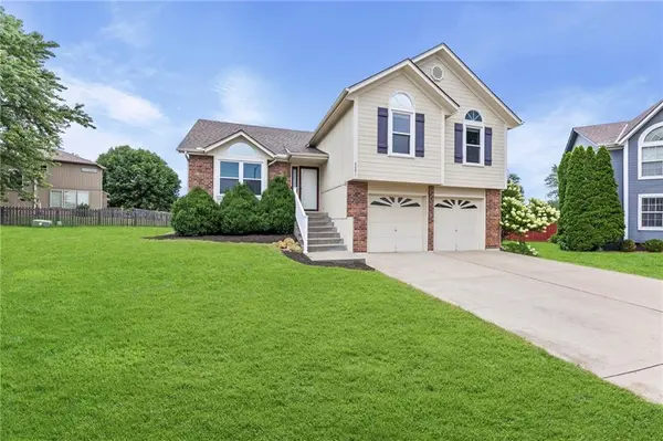 4401 SW Hillside DR, Lee's Summit, MO 64082