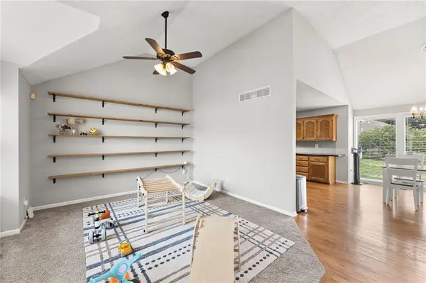 4401 SW Hillside DR, Lee's Summit, MO 64082