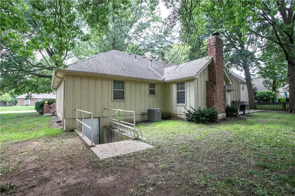 1010 SE 4th TER, Lee's Summit, MO 64063