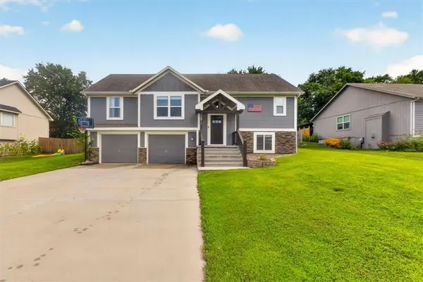 16913 Juniper DR, Basehor, KS 66007