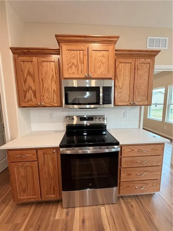 1309 NE White Oaks LN, Oak Grove, MO 64075