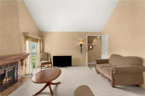 7916 Colony LN, Lenexa, KS 66215