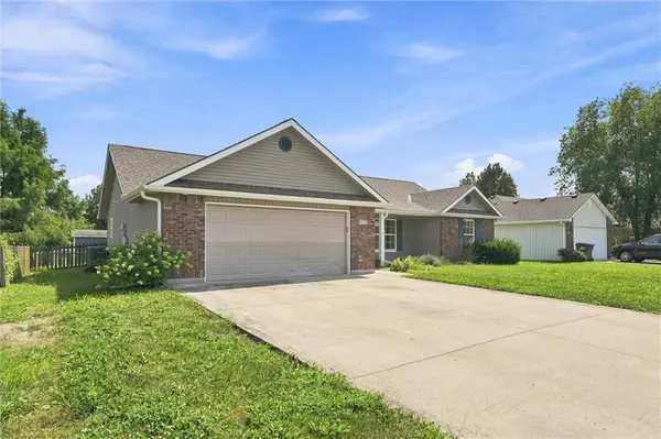 413 Graystone DR, Grain Valley, MO 64029
