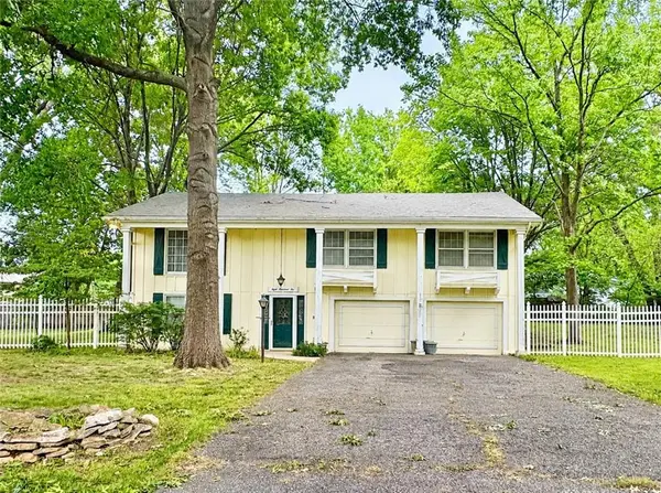 802 S 10th ST, Louisburg, KS 66053