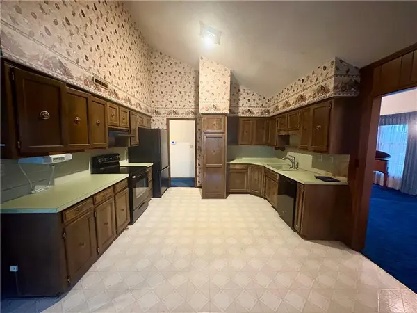 802 S 10th ST, Louisburg, KS 66053