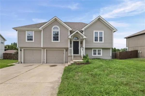 712 S Sunset LN, Raymore, MO 64083