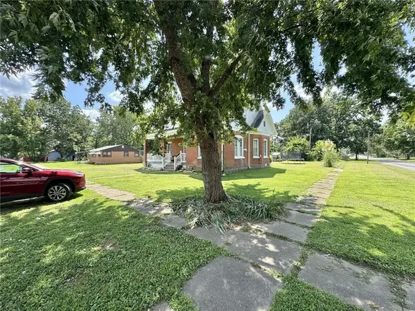 200 S Moulton ST, Leeton, MO 64761