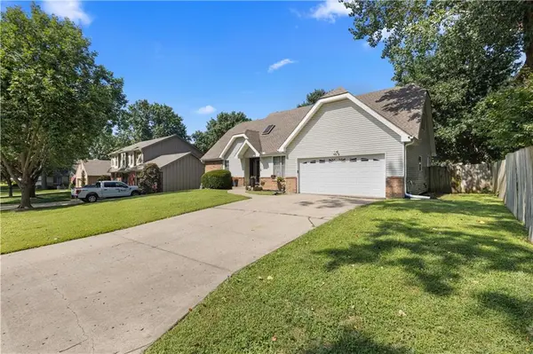 6516 Rosehill RD, Shawnee, KS 66216