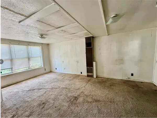 215 W 3rd ST, Tonganoxie, KS 66086