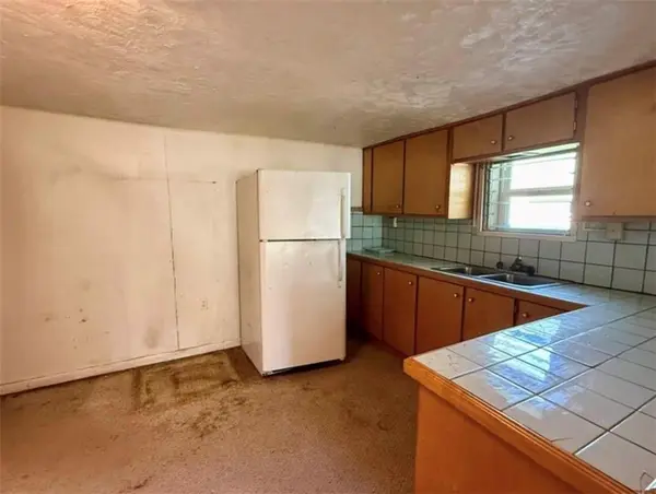 215 W 3rd ST, Tonganoxie, KS 66086