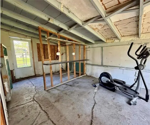 215 W 3rd ST, Tonganoxie, KS 66086