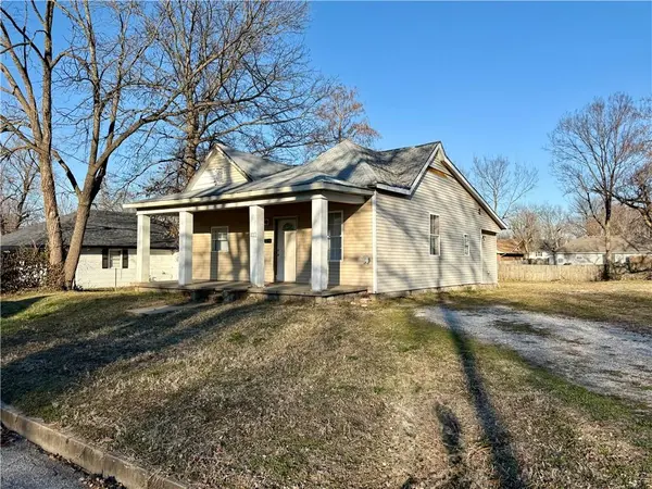 221 N Clay ST, Nevada, MO 64772