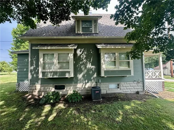 1015 E 2ND ST, Maryville, MO 64468
