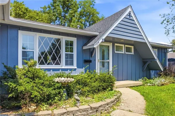 104 Bowman ST, Harrisonville, MO 64701