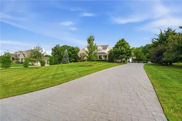 3835 W 180th TER, Stilwell, KS 66085