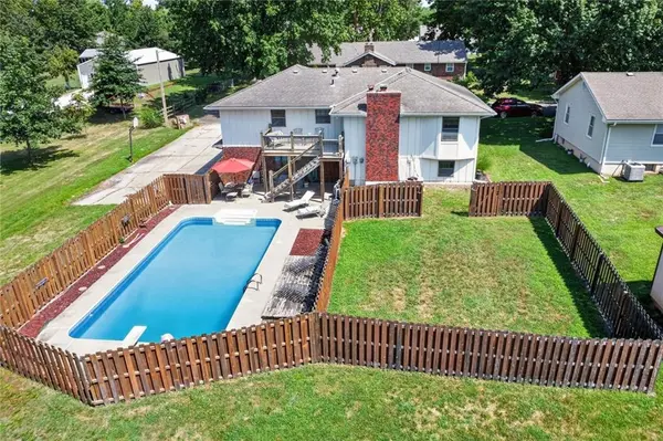 408 E Walnut ST, Odessa, MO 64076