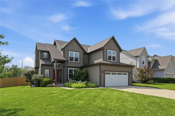 15462 S Hillside ST, Olathe, KS 66062