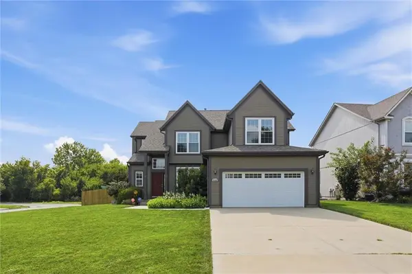 15462 S Hillside ST, Olathe, KS 66062