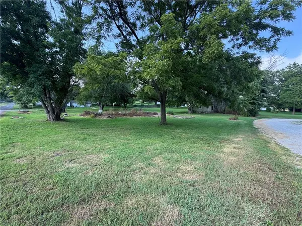 402 E 3rd ST, Mound City, MO 64470