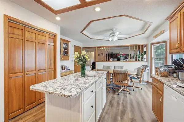 813 SW Foxtail DR, Grain Valley, MO 64029