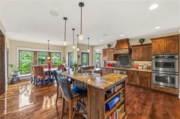 7435 Deer Ridge DR, Shawnee, KS 66227