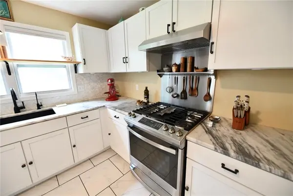 302 SE Corder ST, Lee's Summit, MO 64063