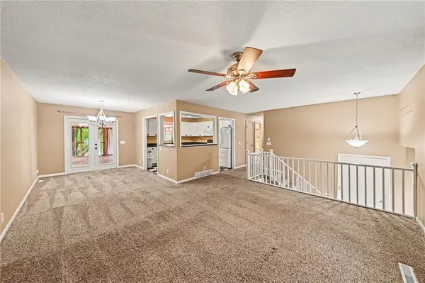6112 Appaloosa LN, St Joseph, MO 64506