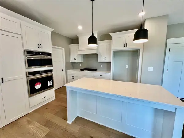 520 Skyview LN, Liberty, MO 64068