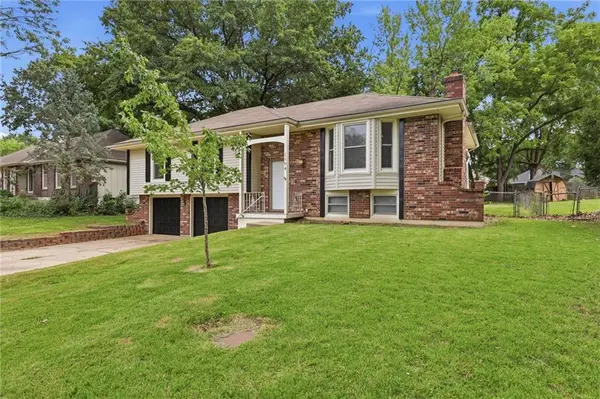 1104 SE Alice ST, Blue Springs, MO 64014