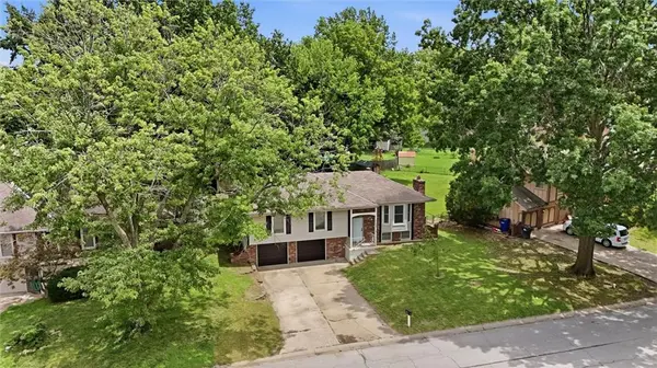 1104 SE Alice ST, Blue Springs, MO 64014