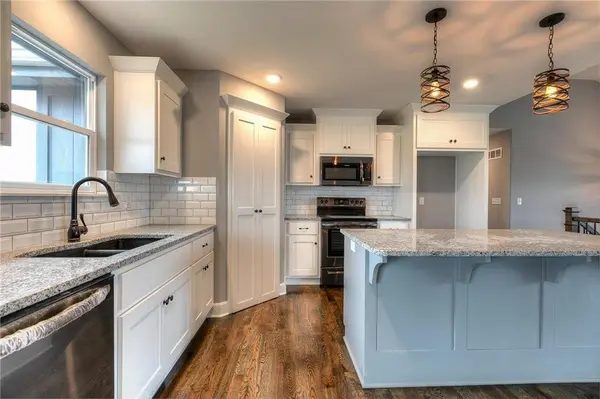 507 Skyview LN, Liberty, MO 64068