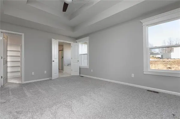 507 Skyview LN, Liberty, MO 64068