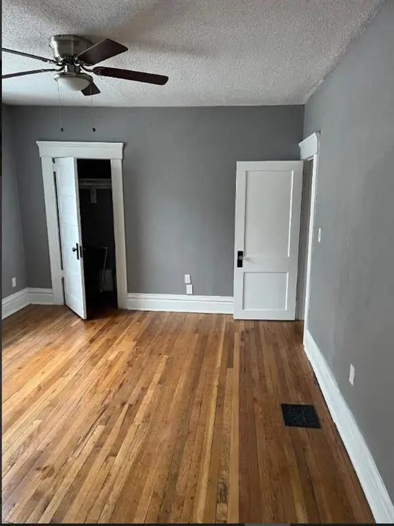 4105 Oak ST, Kansas City, MO 64111