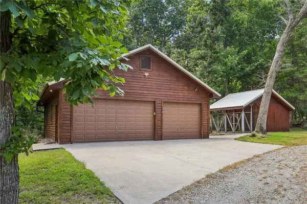 110 SE 1804P LN, Clinton, MO 64735