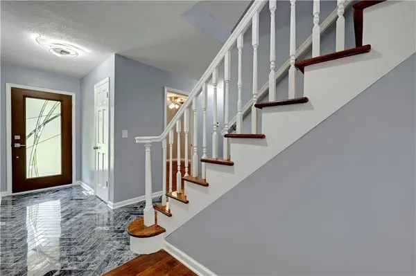 404 NW Briarcliff RD, Kansas City, MO 64116