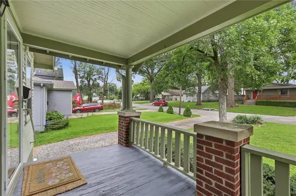 211 W 77th TER, Kansas City, MO 64114