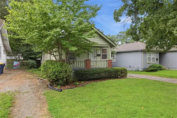 211 W 77th TER, Kansas City, MO 64114