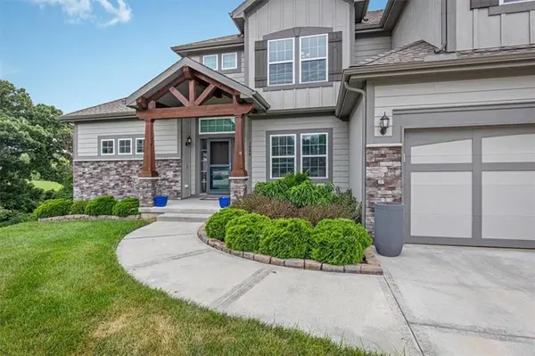 1208 N Silverleaf CT, Liberty, MO 64068