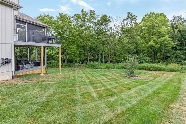 1208 N Silverleaf CT, Liberty, MO 64068
