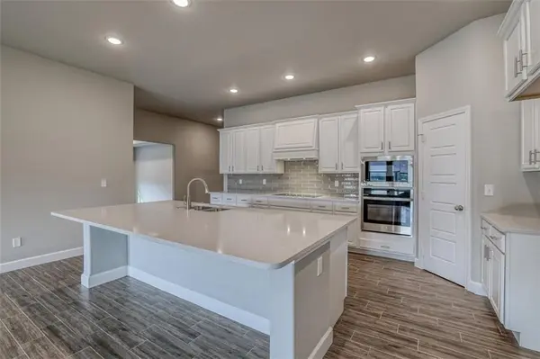 18430 W 195th TER, Spring Hill, KS 66083