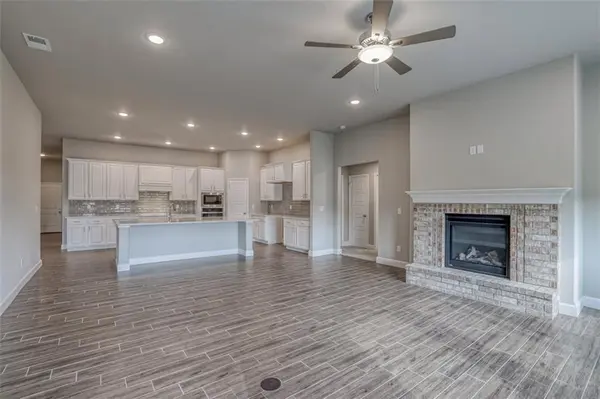 18430 W 195th TER, Spring Hill, KS 66083