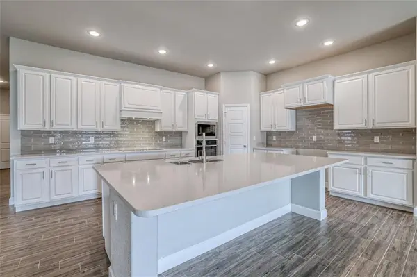 18430 W 195th TER, Spring Hill, KS 66083