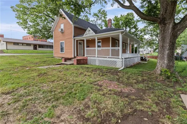 102 E Miami ST, Paola, KS 66071