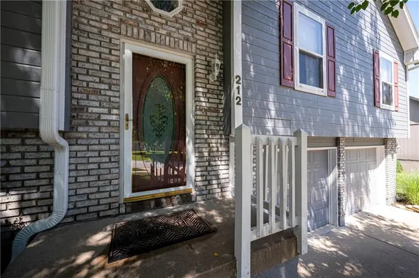 212 Breezeway LN, Pleasant Hill, MO 64080