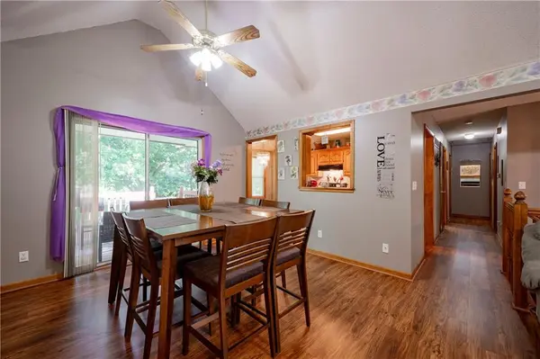 212 Breezeway LN, Pleasant Hill, MO 64080